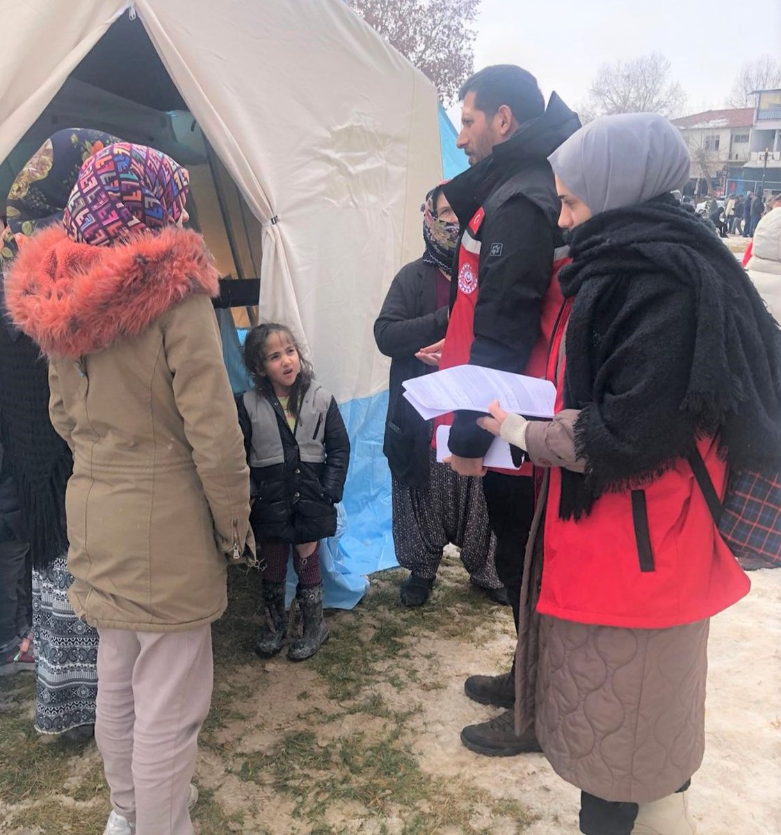 tcailesosyal's tweet photo. Ekiplerimiz depremden etkilenen vatandaşlarımızla birlikteler. Sahadaki çalışmalarımız hız kesmeden devam ediyor.

#BirlikteGüçlüyüz 🇹🇷
#KırmızıYelekliler

📍 Malatya https://t.co/5oCYMxI21j
