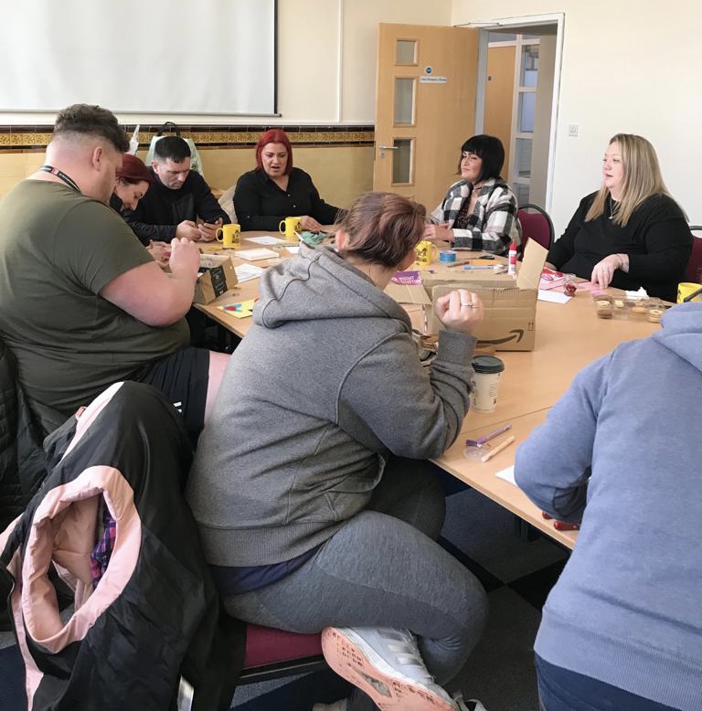 RRR_LUF's tweet photo. Craft and Chat Group!
This week we made key rings, with help from our two new volunteers Verina and James
Want to volunteer for us? Call us on 01772 821440 or email us at admin@redroserecovery.org.uk
#Accrington #Craft #Community #RedRoseRecovery https://t.co/qKW1DurorX