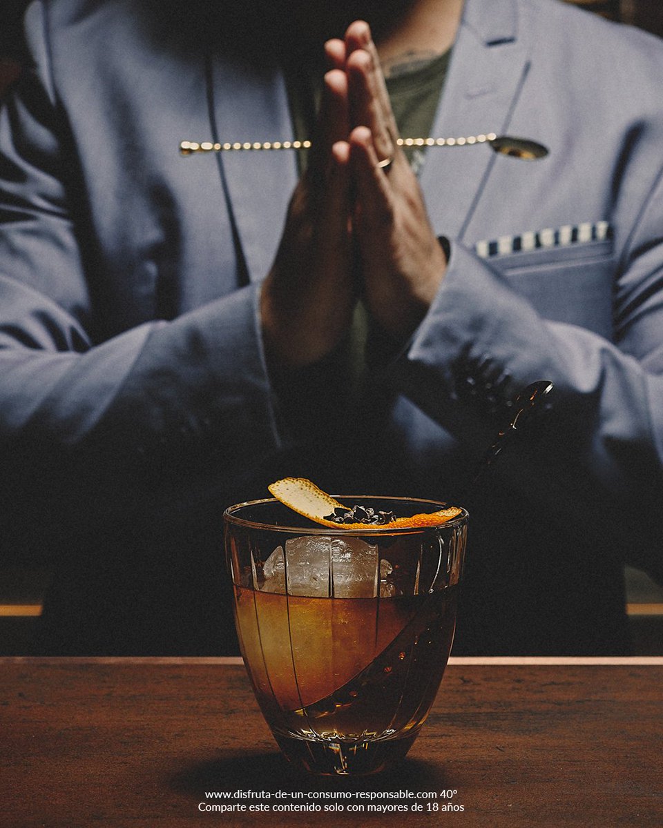 Disfruta de nuestro #cóctel Colonial Old Fashioned:

🥃 50 ml. Ron Matusalem Gran Reserva 23
🍫Dos gotas de chocolate amargo
🥥Una bola de agua de coco
🍊Un trozo de piel de naranja
💫¡Decora con unas pepitas de chocolate al gusto!

Añadir unas pepitas de chocolate al gusto.