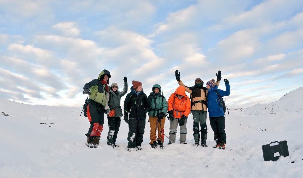 Want to come work with this fun crew (plus many others)? We're looking for a post-doc to collect and analyse ice penetrating radar data @NUGeog starting in March/April: work4.northumbria.ac.uk/#en/sites/CX_1… Fieldwork funding available if you'd like to go to Greenland 🇬🇱