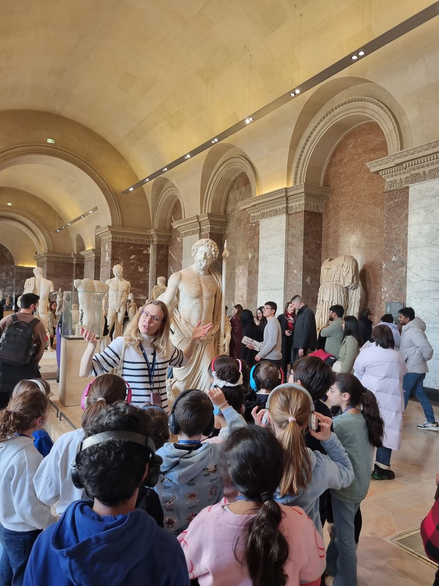 FlaRobSal's tweet photo. Crianças e adolescentes no Louvre, recebendo cultura desde cedo. Vi ao menos 3 equipes de jovens e seus professores... https://t.co/VPCXZkXpql