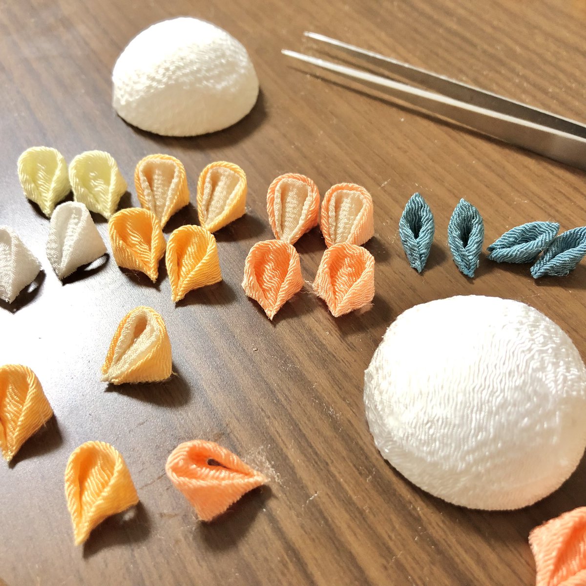 hanatsumami_sha's tweet photo. 古典柄のお被布に合わせて、すこし色味を抑えた被布飾りを作成中〜✨
葉っぱはお被布に入ってた青緑に合わせて…！
気に入ってもらえるといいなぁ…🥰
ドキドキワクワクです🌸
可愛くなりますように♪ https://t.co/RvpS4UCcVe