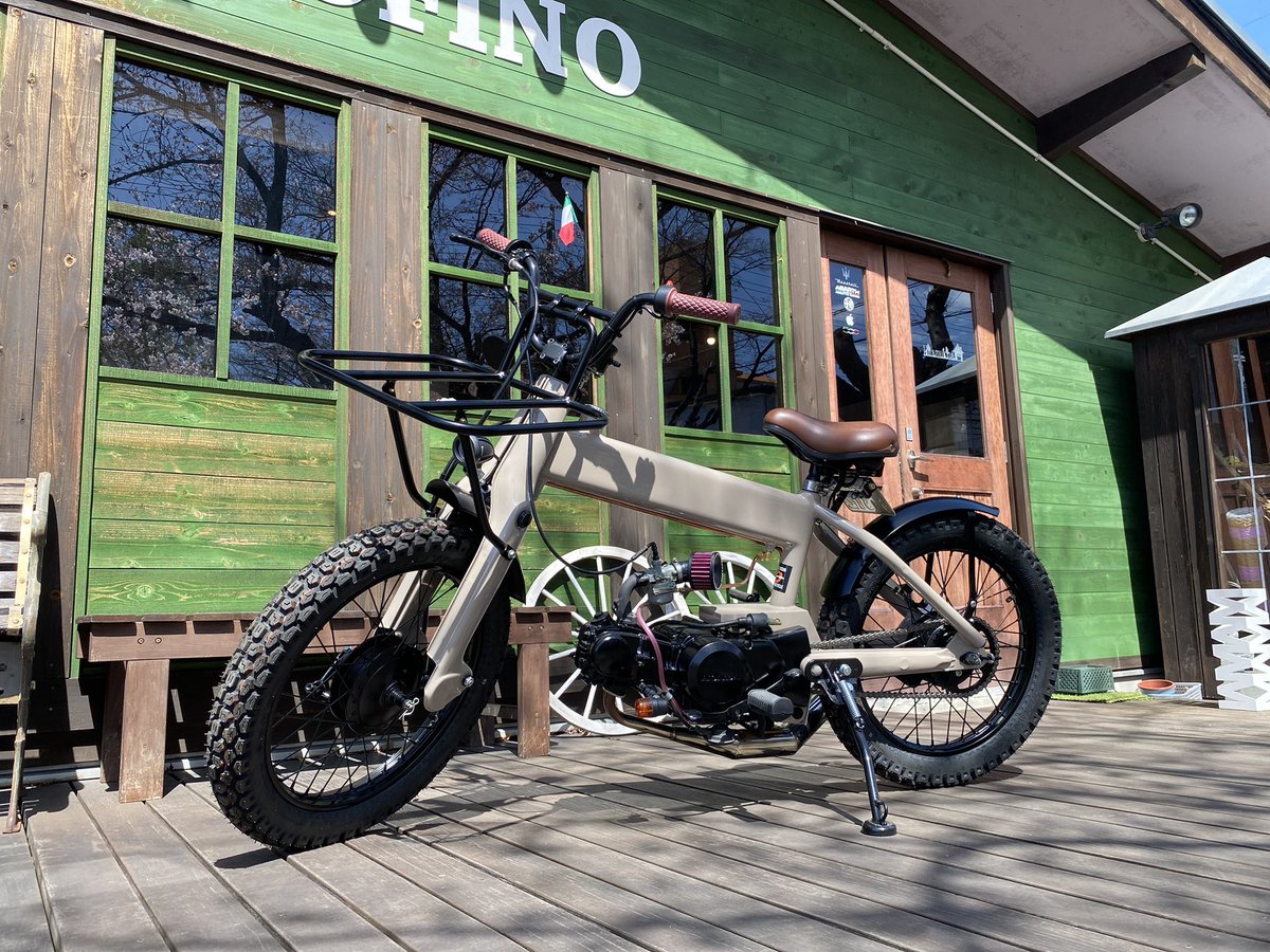 Partenza_velo's tweet photo. 私のvelocubはキックなんだけどこれがなかなか難しく…。いつも必死でキックしてた。
そしたら簡単にかけれる方法をお客さんが教えてくれた🤣
今までの苦労て。
人生日々勉強を実感した記念日。

でも実は納車の時に聞いていた疑惑。

#スーパーカブ　#カスタムカブ　#バイク女子　#velocub https://t.co/DBwCyjg2SN