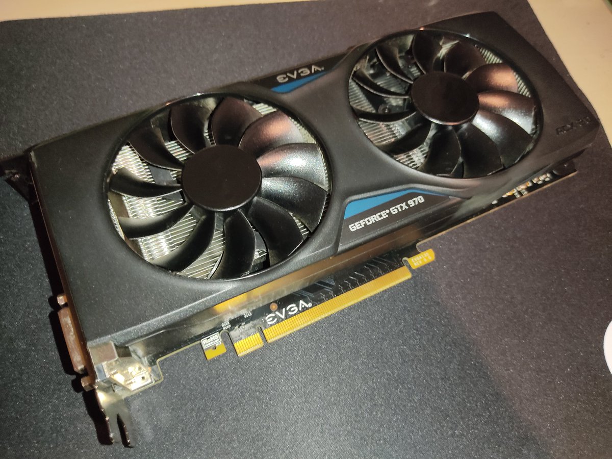 Infixiah's tweet photo. D'ailleurs même mon PC qui commence à fatiguer est à moitié démonté, j'ai ressorti ma vieille CG comme ça sans rien nettoyer du tout bah on dirait quelle est comme neuve ! 🙀 https://t.co/QMKNnG0ipl