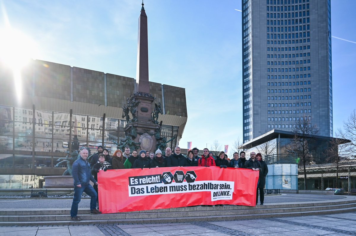 LINKE_LTSachsen's tweet photo. Wir tagen heute in #Leipzig und reden unter anderem darüber, wie die Einkommen im #Niedriglohnland #Sachsen endlich gerechter werden können. Warum das - neben der Deckung des Arbeitskräftebedarfs - vor allem wichtig ist, haben wir auf dem Augustusplatz gezeigt: https://t.co/h56mMBBA6C