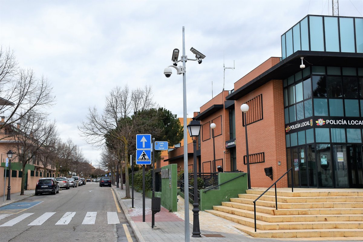 Aytovilladeodon's tweet photo. El Ayuntamiento ha instalado una veintena de cámaras de videovigilancia en espacios urbanos del municipio, incidiendo especialmente en aquellas zonas de mayor tránsito de personas, comerciales y en las entradas a la localidad.
ℹ️ Más info: https://t.co/usKtWsOqzr https://t.co/C7yIRP63A2