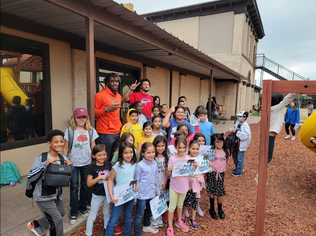 jaronbarganier's tweet photo. 🔥SERVING the VALLEY❗️
Since June '22, @UTRGVmbb served 689 hours of community service thru the @pepsi &amp; @BEACHAMPIONINC Champion Fuel Initiatives
@TeHoliman @isaiahbarganier @williamjrj14 @AlexHoriuk @J2era_ @sbloading1 @WACHoopsDigest @ChasseConque @utrgv @Derrius1Ward @cbs4rgv https://t.co/VgYkZSe4mk