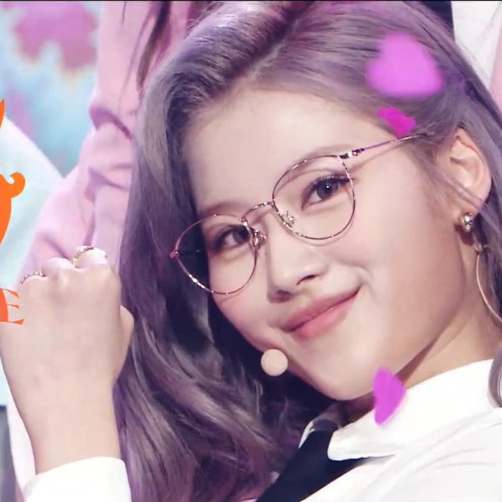 Sana Universe on Twitter "Sana in specs is so pretty SANA 사나 サナ"