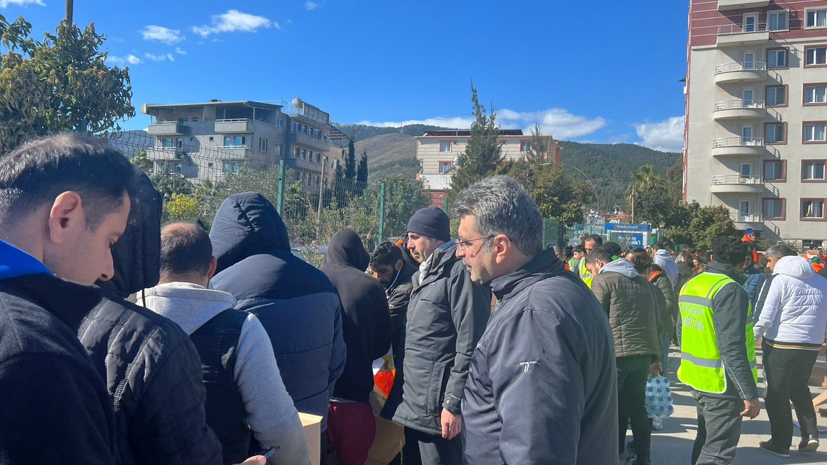 u_ibrahim_altay's tweet photo. 📍Hatay

Arama Kurtarma önceliğimiz ama bununla birlikte altyapı onarımı, kesintisiz su sağlama, gıda ve ihtiyaç malzemelerinin dağıtım konularını hassasiyetle takip ediyoruz. 

Konya’dan gelen ekiplerimiz canla başla çalışıyor.

Birlikte Hatay için çaba harcıyoruz. https://t.co/izgwyBHIlV