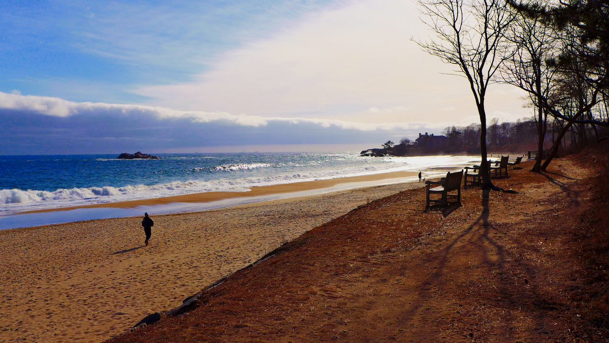 NewEnglandInfo's tweet photo. It's nice to walk at Singing Beach in Manchester, Mass. without the biting winter cold, at this time.
#SingingBeach #beach @VisitMA https://t.co/c1v2Ktu8UE