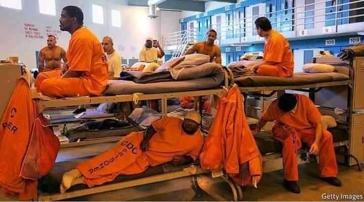 StainlessGlow's tweet photo. VOTE FOR PETER OBI OR GO TO JAIL 
Me and my friends 👇
I'm the one gisting with the one without shirt
#SupremeCourt
#igbo
#ObiDattiInAbuja https://t.co/QvZZh3YWeu