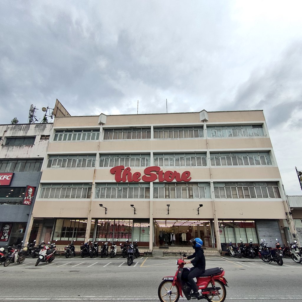 Dulunya pasaraya terbilang, meriah bukan kepalang. 

Sekarang sendu ditelan arus masa..