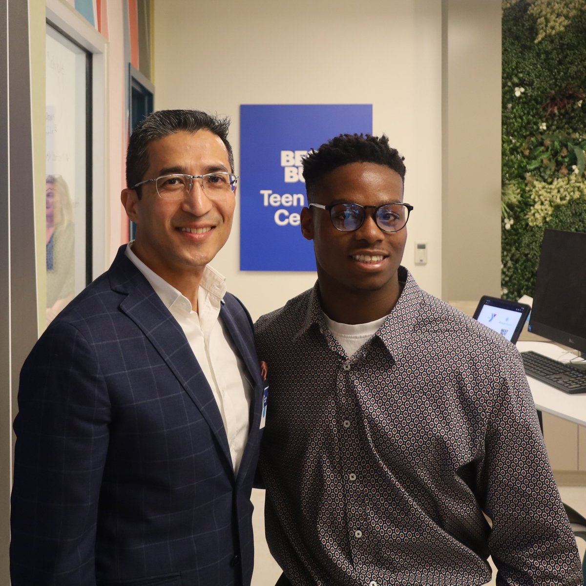 Two days ago, I had the pleasure of meeting @RasuShrestha at the @ymca Teen Tech Center created by @BestBuy. It was an amazing opportunity to meet so many industry-leading businessmen.