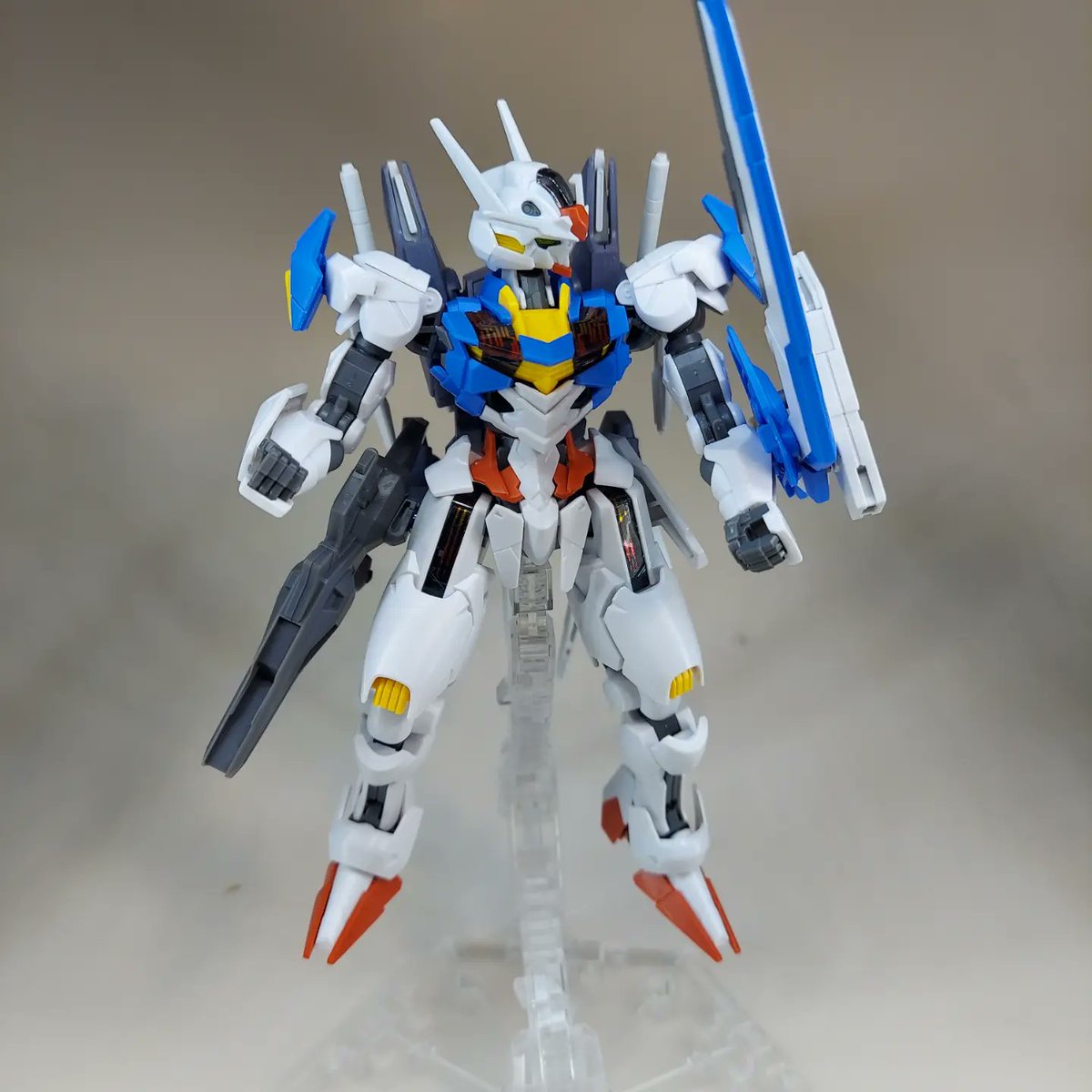 Nenjis2's tweet photo. This is gonna be my entry for #krowsama #buildfighters #contest.

Decided to replace Lfrith's backpack, but didn't like leaving the bits unused, so I put them on the #Aerial.
A few tweaks later, and BAM!

 Aerial Faerie!

#gundam #gunpla #hg https://t.co/NxSABICDJ5