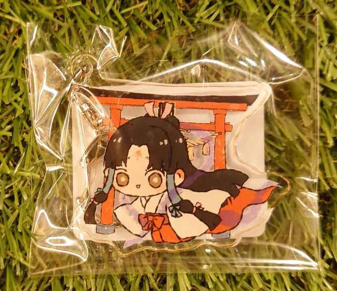 【つっく初作品集記念イラスト展】お知らせ③ステッカーにもあった東ノ宮(双子)、西ノ宮(御影と日渡)、テンミツの3種のアクリルキーホルダー、初キャラクターグッズです!!!渾身の(?)デフォルメかわい~!!照明下だけど、自然光では発色とても良いよ~!ポスターカードも沢山あります! 