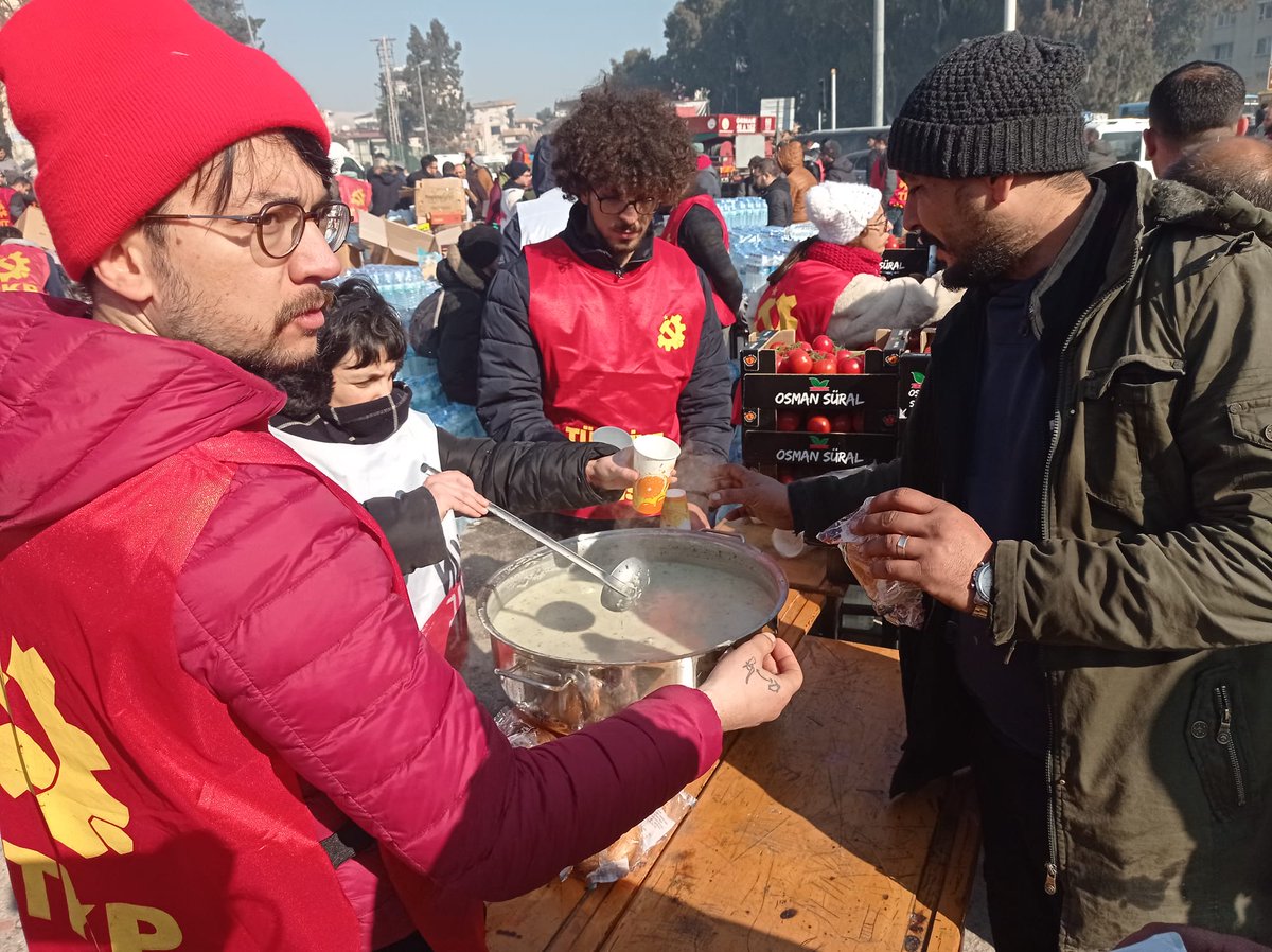 antakya armutlu'da semt pazarı karşısındaki tkp kriz merkezinde gıda dağıtımı yapılıyor, sağlıkçılar da görev yapıyor.