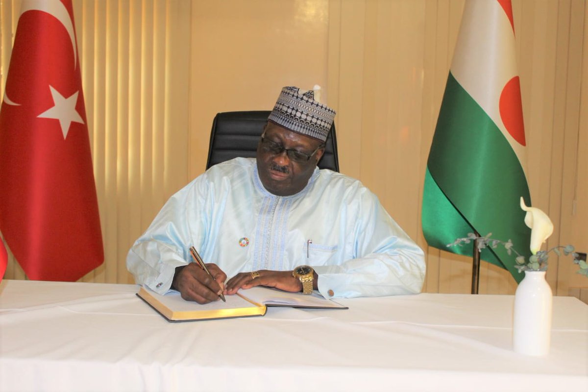 cndhniger's tweet photo. Le President de la CNDH s'est rendu ce jeudi 9 fevrier 2023 à l'Ambassade de Turquie au Niger .M.Maty Elhadji Mousa a signè sur le Livre de condolèances en presence de l'ambassadeur de Turquie. https://t.co/SaxzndS3XJ