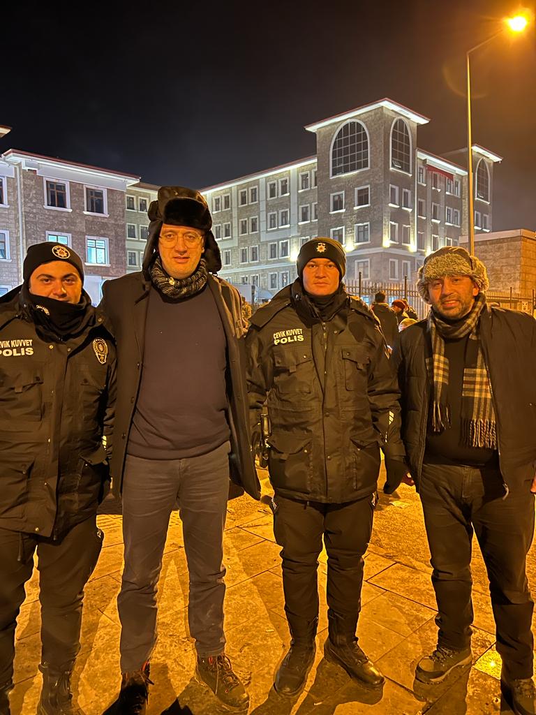 Bu zor günlerde yaraları sarmak için,  ekiplerimizle #Adıyaman'da milletimizin emrindeyiz.

Devlet-Millet el ele bu afetin üstesinden gelmek için büyük çaba  harcıyoruz. 

Rabbim tüm vatandaşlarımıza ve ekiplerimize kolaylık versin.

#BulancakYanınızda
#GeçmişOlsunTürkiye