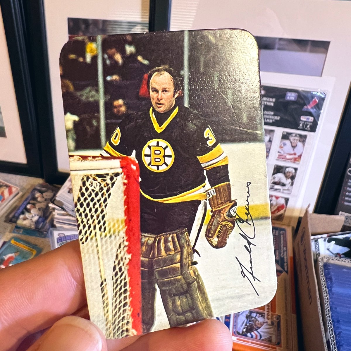 The card on the left could tell a story. I remember finding it on the ground in the schoolyard back in the day. Weird how we can remember things like this..
#NHLBruins