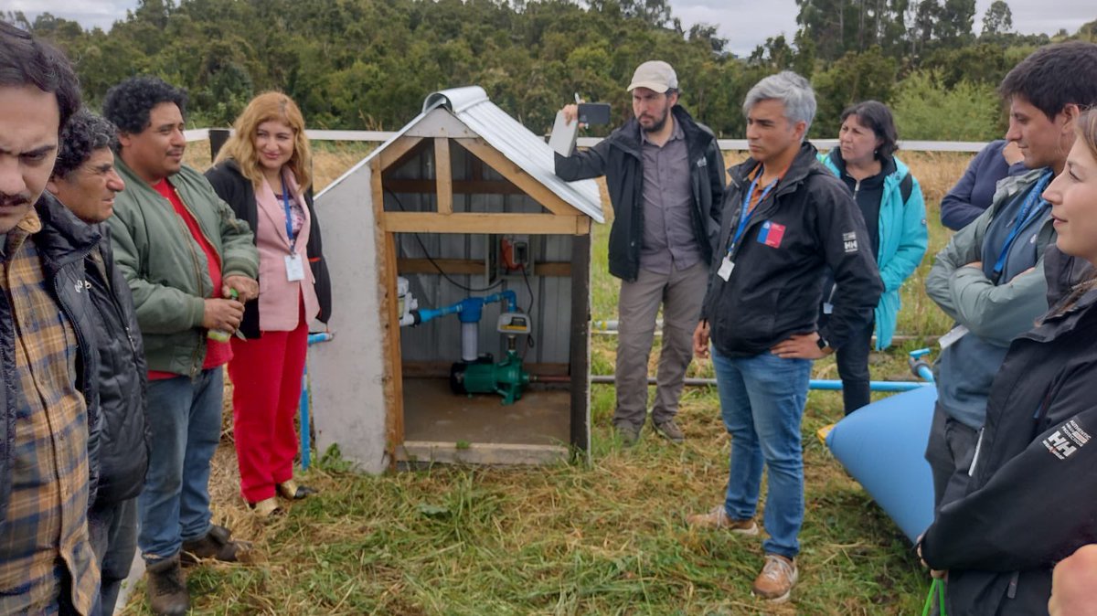 seremisalud10's tweet photo. 🚰🌧 En la isla #Quehui de la comuna de #Castro, Seremi Salud @karin_solish junto a diversas instituciones visitaron la experiencia piloto de recolección y potabilización de agua lluvia, iniciativa innovadora y sustentable para los territorios. https://t.co/HXyqkNOUtX