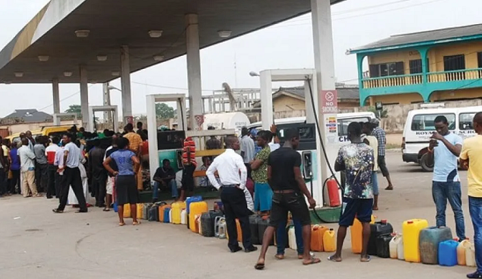 Nairametrics's tweet photo. FG orders filling stations to accept bank transfer, POS payments, threatens to sanction defaulters - https://t.co/BCTdG2qGcn https://t.co/8GqZz5cO5L