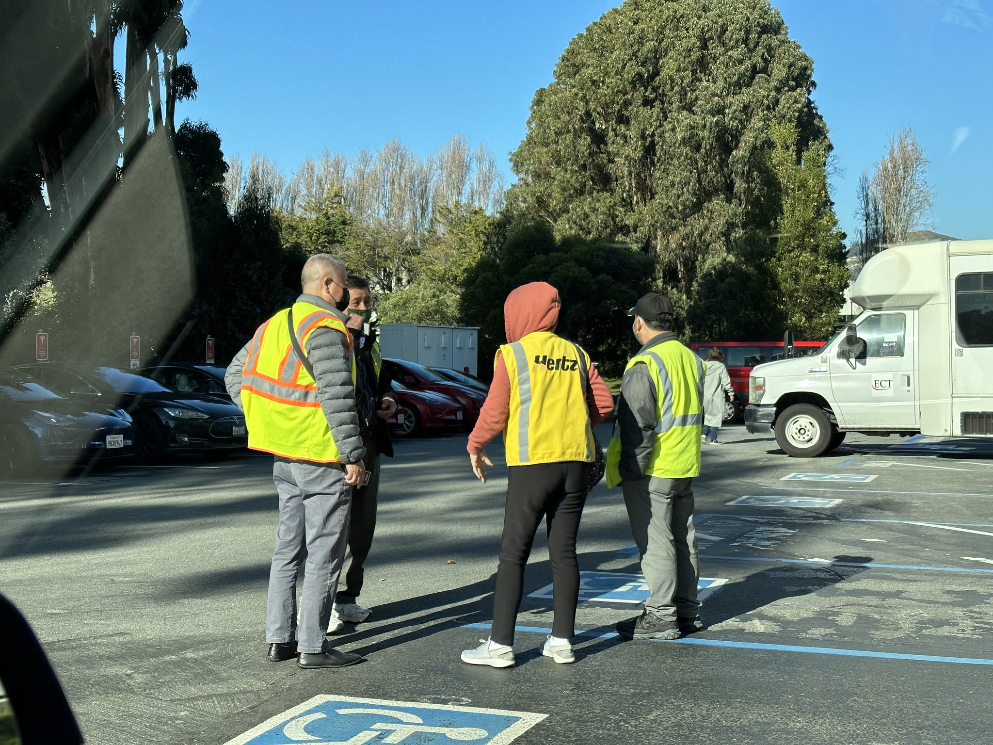 The Kilowatts 🚗⚡️ on Twitter "Half a dozen Hertz employees just pulled