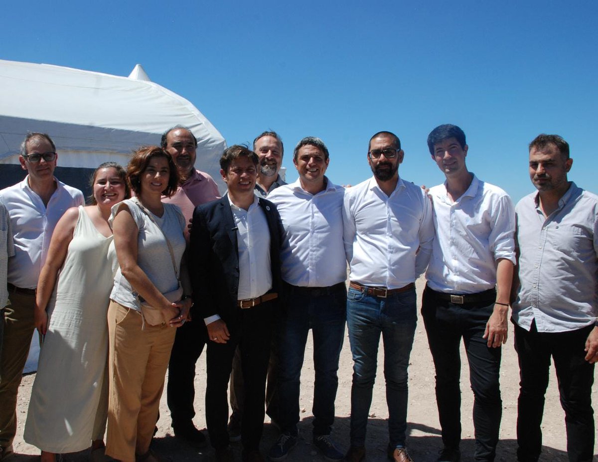 rodrisartori's tweet photo. 📍Acompañamos en la Inauguración del Parque Eólico @PampaEnergia lV al Gobernador de la Prov. de Buenos Aires @Kicillofok 

Esta construcción de 18 aerogeneradores en #CoronelRosales le aportarán al sistema energético una potencia equivalente al consumo de 100 mil hogares.

🧵👇 https://t.co/MWGZ5GOvw9