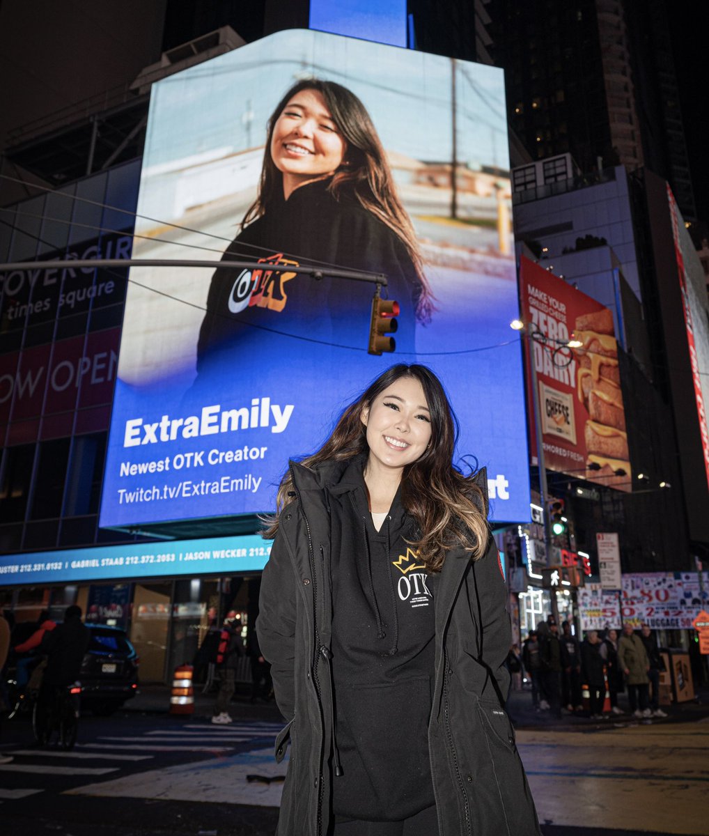 extraemilyy's tweet photo. mom, look! i’m on a billboard in times square 😭😭 what a dream come true!! 🤩 https://t.co/K50YlwcKKh
