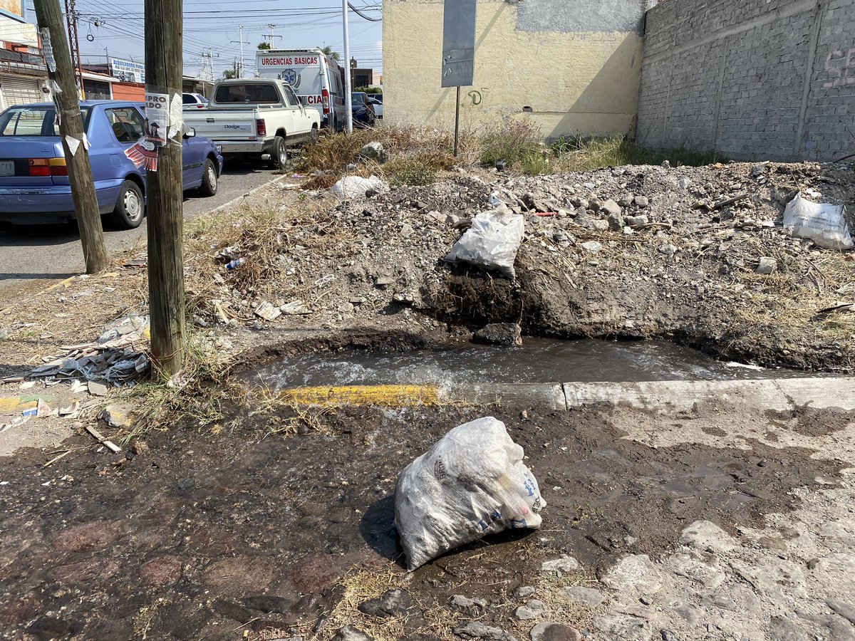 oscargomten's tweet photo. Gran fuga de agua #reporte @CEAservcliente  @MpioCorregidora @RobertSosaP  calle Pedro mc cormick esquina José Guadalupe Velazquez en candiles https://t.co/RF9pMWu7jR