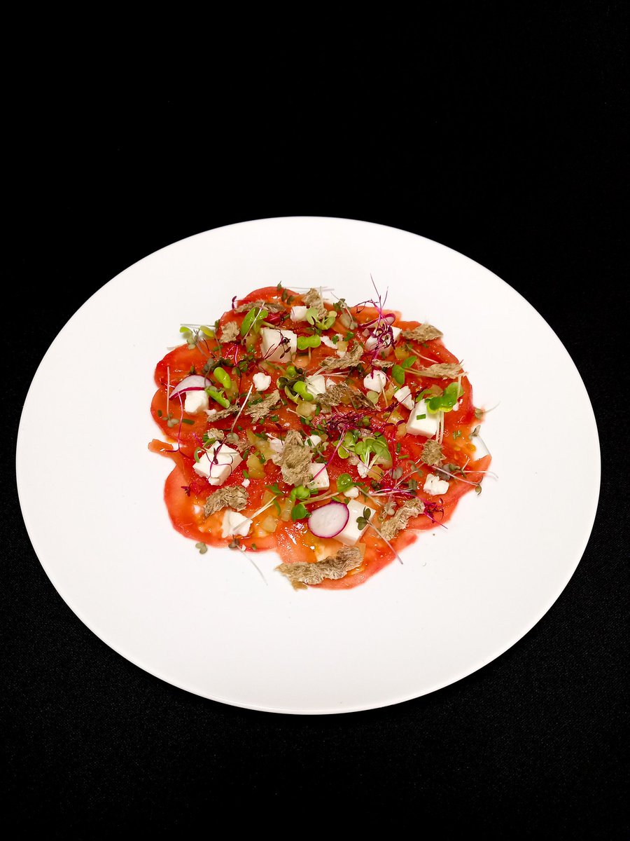 chef_edgardo's tweet photo. La simpleza de una ensalada.🥰
Solo hay que darle una nueva perspectiva...❤
#Carpaccio de #Tomates con #QuesodeCabraCordillerano,
#CharquideCabra de #Canela y #MicroVerdes. 😋🤗
#ChefEdgardoAguilera
#ImpulsorRegional
#LaSerena #RegióndeCoquimbo #Chile https://t.co/CgPiru0d6A