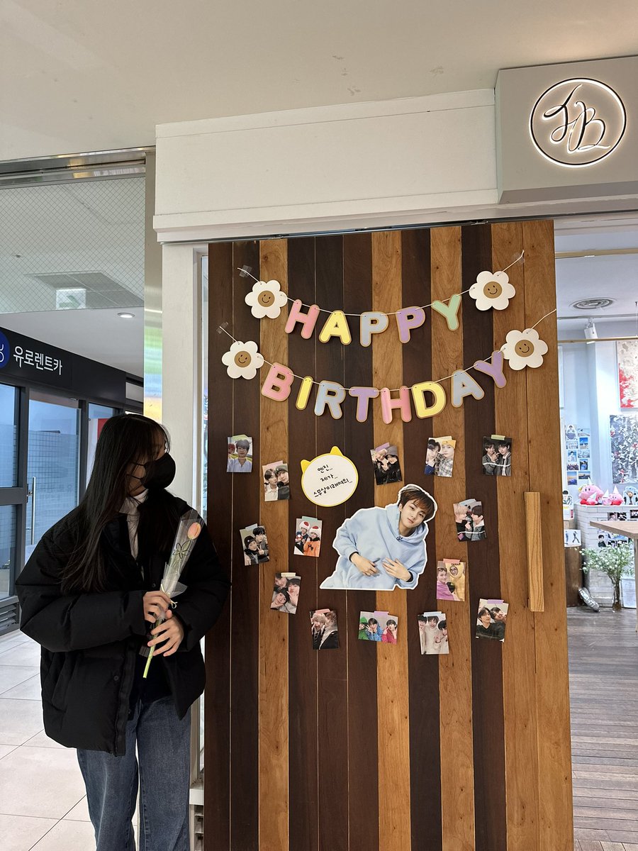 enhypen_goods37's tweet photo. 📍플로블랑
.
.
.
운좋게 당일 날 가게 되어 처음으로 가본 꽃집 이벤트..
웬만한 카페보다 특전이 더 좋았음..☺️
완전 감성있게 꾸며져 있고 꽃집이라서 그런가 낭만 있음
#양정원스무돌 #제가스무살이래여의 https://t.co/adVwZASTJo