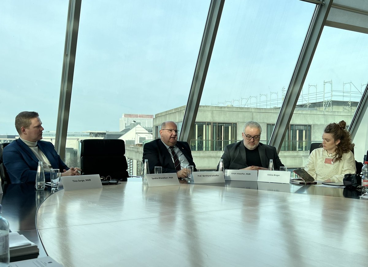 Zurück vom #PostVac Gipfel, eingeladen von <a href="/TinoSorge/">Tino Sorge</a> + @SandraKhalatba1.
Ein konstruktiver Austausch- und hoffentlich Auftakt zur Anerkennung des PostVac-Syndroms als eine neuroimmunologische Erkrankung,zu ärztlicher+staatlicher Unterstützung sowie dem Ende der Psychologisierung