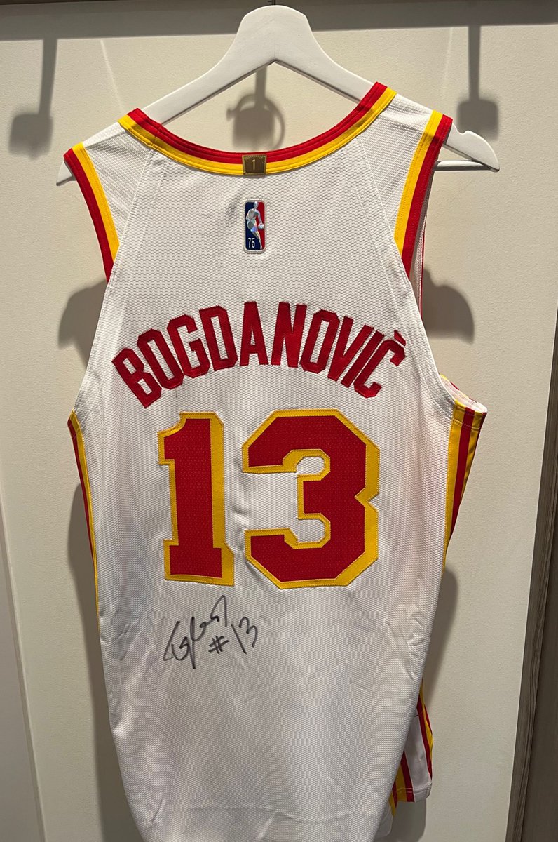 Ülkemizde yaşanan deprem felaketi hakkında <a href="/LeaderOfHorde/">Bogdan Bogdanovic</a> ile de
görüştüm. Acımızı paylaştığını ve elinden geleni yapmak istediğini belirtti

Bogdanovic’in imzalı A.Hawks formasını da açık arttırma usulüyle satışa çıkarıyoruz

Elde edilecek tüm gelir, <a href="/ahbap/">Ahbap</a> ‘a bağışlanacaktır