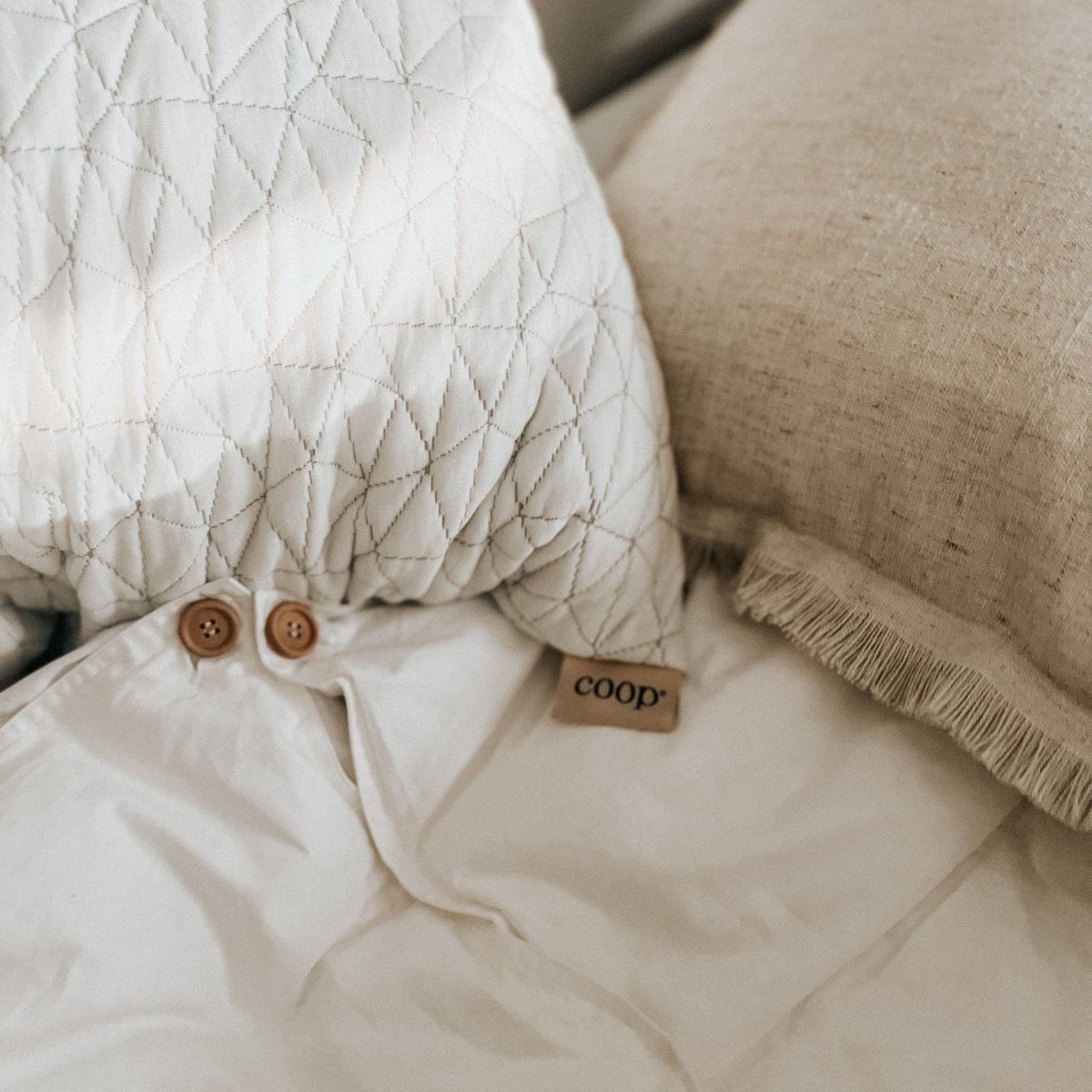 "CAN I JUST SAY!! WOW. I’m obsessed with the pillows and my comforter. Like I cannot get out of bed in the mornings anymore!" - @thedailykimberly 
.
.
Not a bad problem to have 😍 
.
.
#obsessed #pillow #bestpillow #comforter #sleeptips