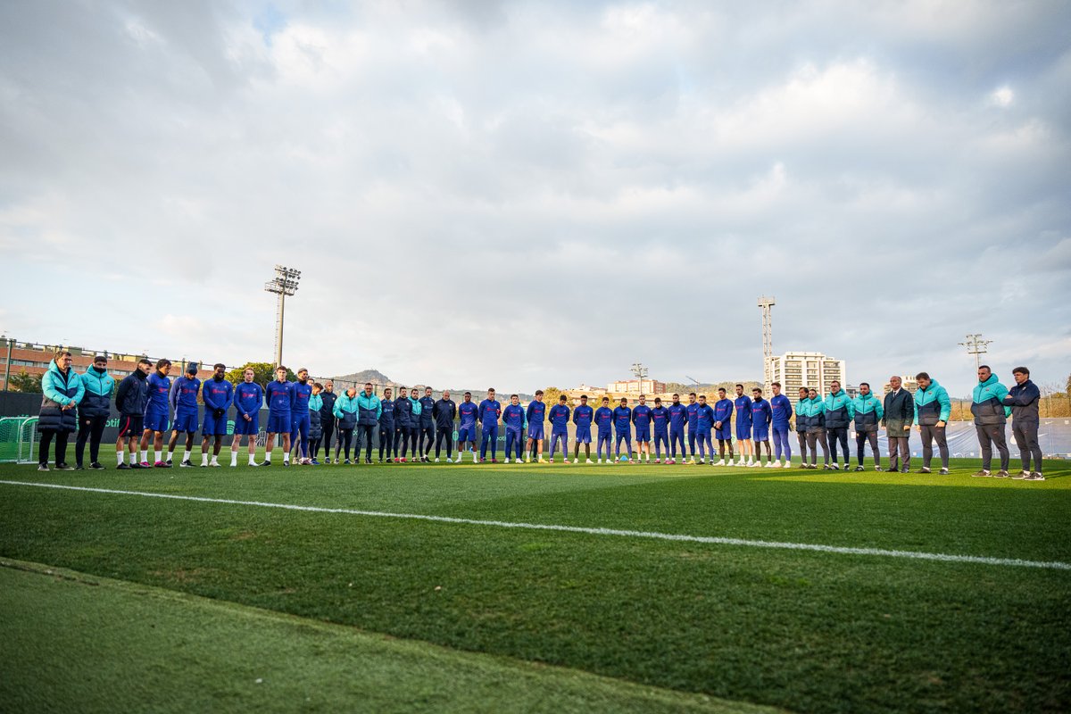 FCBarcelona_es's tweet photo. El minuto de silencio para Marcos Alonso Peña y las víctimas del terremoto de Turquía y Siria 🙏 https://t.co/q3ciSZwd9m