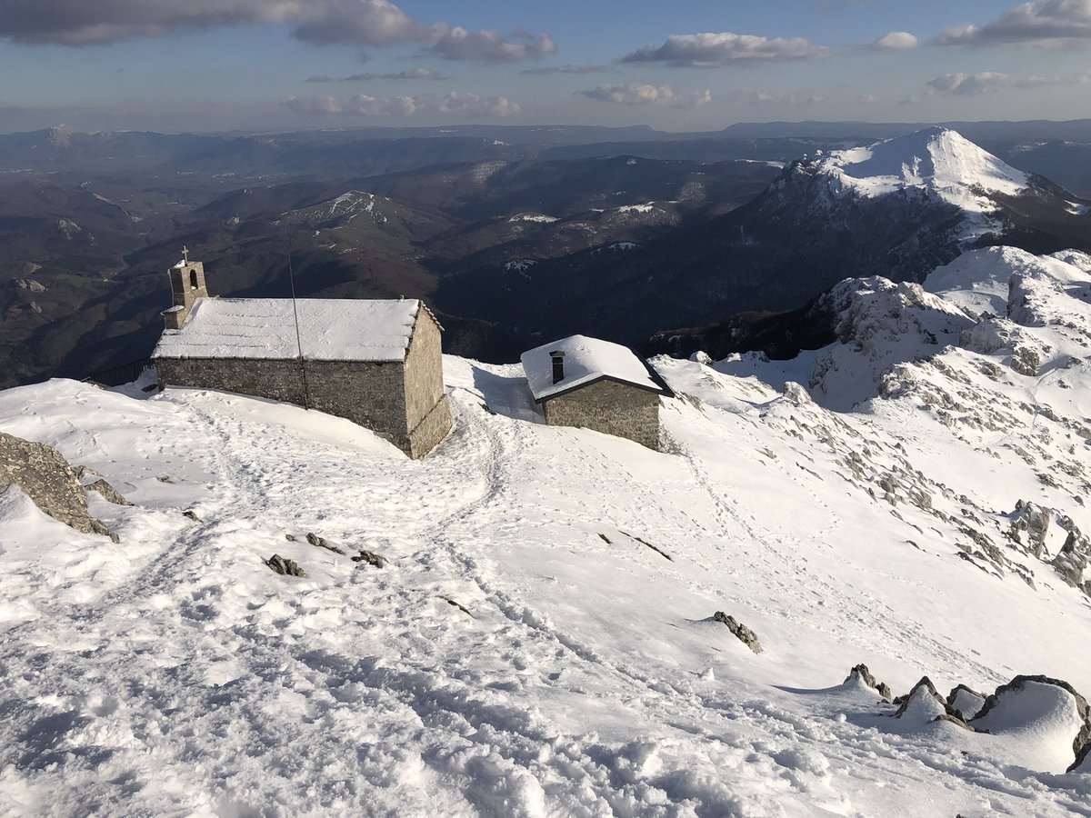 gazkarate's tweet photo. Behin eta berriz igo arren, beti zirrara berria. #Aizkorri https://t.co/g31t9k2WE0