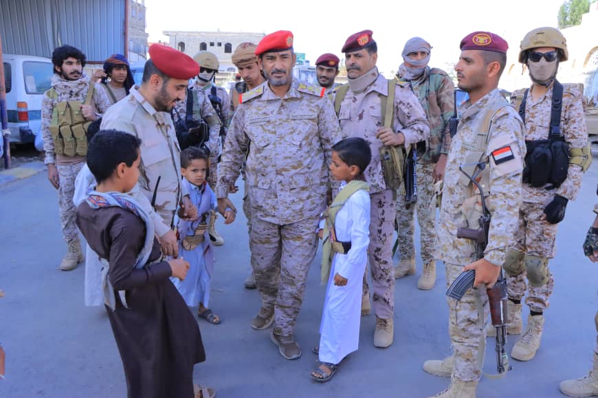 Yem_army_media's tweet photo. رئيس هيئة الأركان العامة قائد العمليات المشتركة الفريق الركن صغير بن عزيز، أشاد بمناقب الشهيد البطل العميد سراج وأدواره البطولية في مقارعة تنظيم جماعة الحوثي الإرهابية في جبهات القتال، مؤكداً بأن النصر حليف أبطال الجيش الوطني ��المقاومة الشعبية. https://t.co/XYAlF68oN5