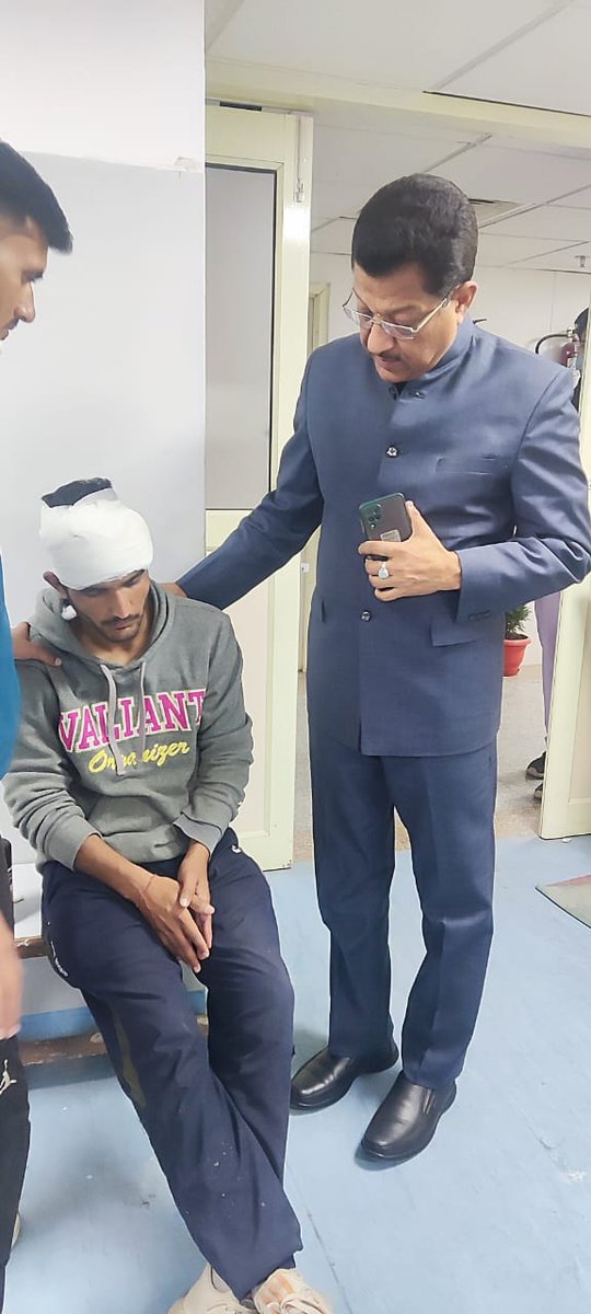 SuryaKDhasmana's tweet photo. आज दिल बहुत दुखी है। न्याय मांग रहे बेरोजगारों पर उत्तराखंड #भाजपा सरकार की पुलिस ने कहर ढाया। दर्जनों युवा घायल हुए, अस्पताल गया उनको देखने तो दिल दहल गया। @ANI @aajtak @MohanPrakashINC @KaranMahara_INC @incpritamsingh @PTI_News https://t.co/Q77MzcLfhO