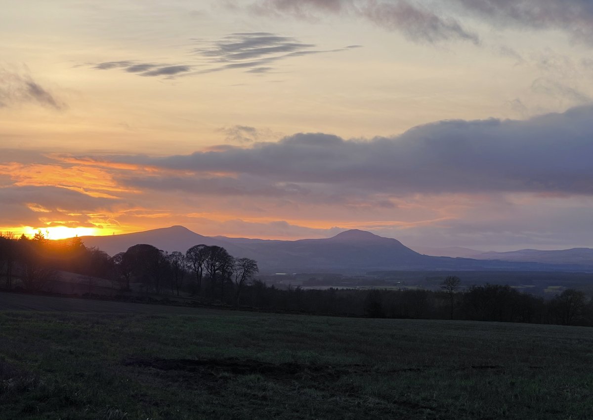 Sunset this afternoon. The Lomond Hills, Fife.
#ScottishSunset #Fife #LomondHills