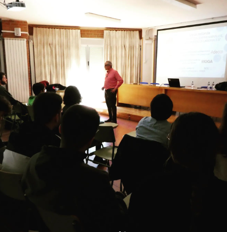 IES_Ribera's tweet photo. Hemos terminado la primera  del @esriberadecastilla RIBERA @CONECTA con un taller sobre técnicas de selección de personal a cargo del responsable de #recusoshumanos de la empresa @Cosmomedia
#ribereñosyribereñas
#elriberasemueve
#riberaconecta https://t.co/WsX4Vt1AWs