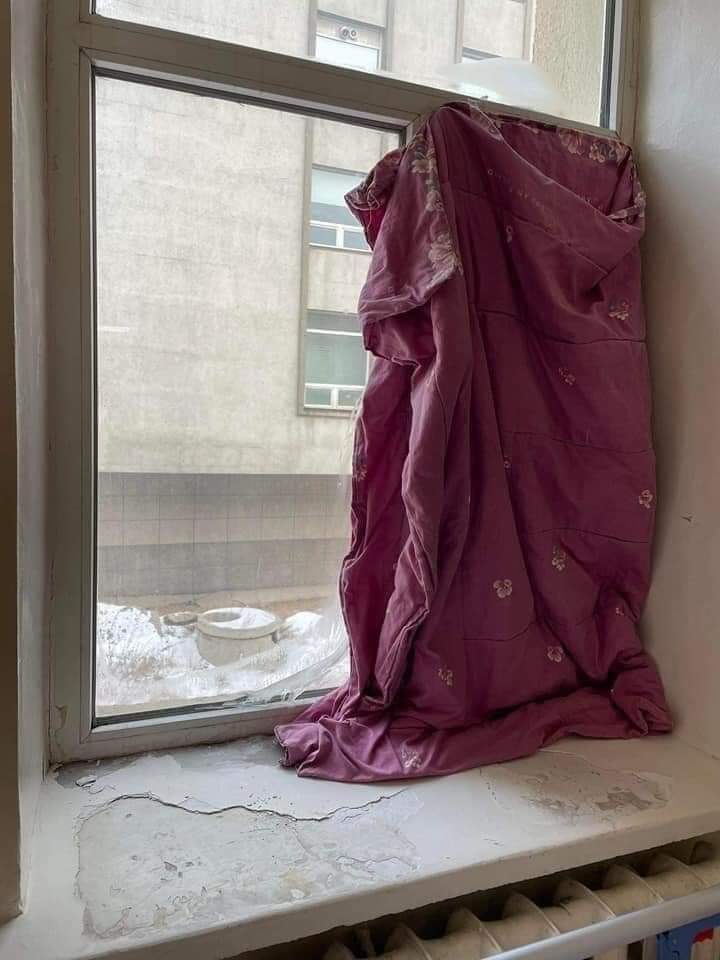 Үмбүү Болорчулуунаа улсад үхэр биш хүн хэрэгтэй.
Хүүхдийн эмнэлэгийн энэ хаалга цонхыг эхлээд янзалчих муу малнуудаа. Хулгайчуудаа. Лаларуудаа...