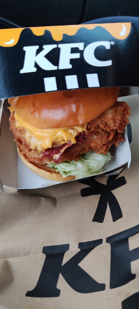 Guileak's tweet photo. Mi querida Eva de @KFC_ES de Sanse es un primor 💞🥰 OJO a la peazo #Sobrada que me ha puesto con todo su saboafeg...empleada del mes ya! https://t.co/X11QOvvaZu