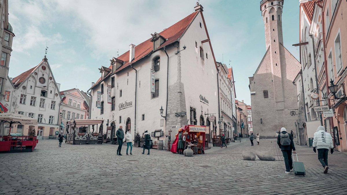 PollyClassic's tweet photo. Some wide angle shots from my home town! These are actually screen grabs from the Sony A7IV footage that I’ve edited in PS. Your girl can’t do filming and photo shooting at the same time…yet! https://t.co/8f4FVJxQr5