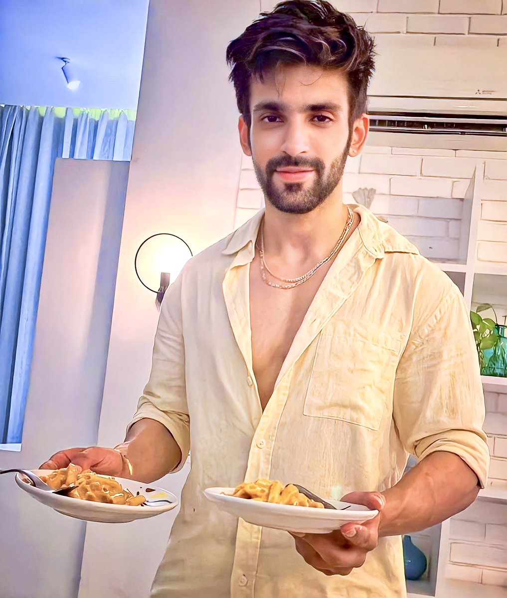 arjitanejaworld's tweet photo. I’ll be your Chef for the night 👨‍🍳😋💛 [it’s always a + when he cooks] ☺️ #ChefAJ 

📸 : @arjitaneja Your POV! 🍝 
Ps - I’ve been told I cook well 😉

#ArjitTaneja #Arjitaneja #Chef #Cook #Actor #ActorsLife #AJ #Handsome #Throwback #Goa #GoaDiaries https://t.co/JBbXP1fLWg