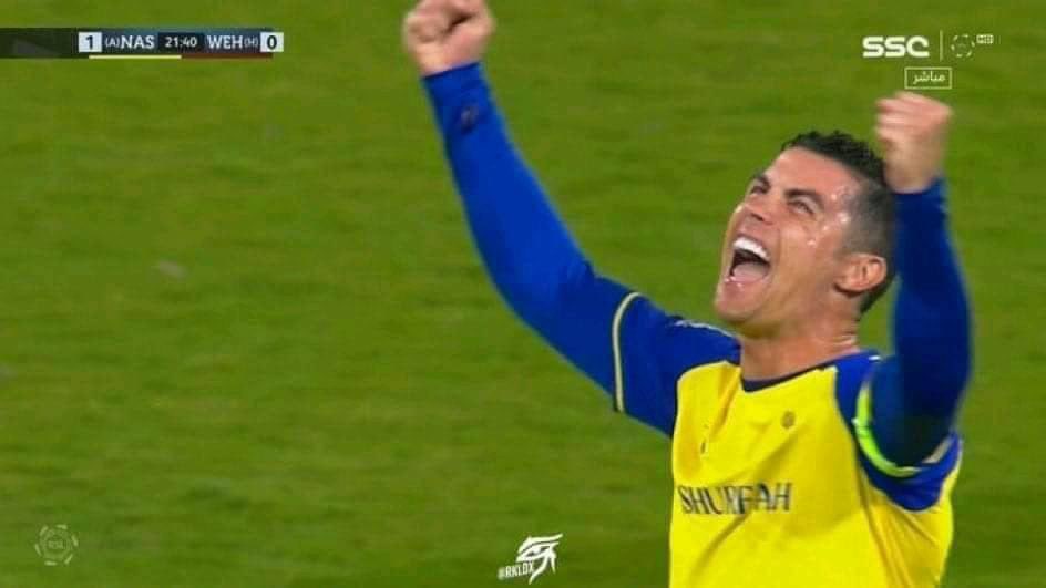 رؤية رجل في نهاية رحلته سعيداً تجعلني بلا سبب سعيداً ❤️