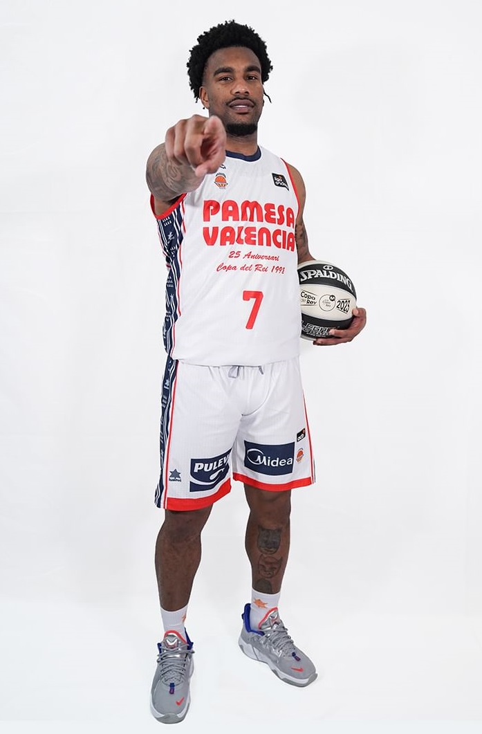 🍊SORTEIG | Camiseta commemorativa dels 25 anys de la #CopaDelRei del <a href="/valenciabasket/">Valencia Basket Club</a>❗️

Molt fàcil:
1⃣ Segueix el compte d'<a href="/apuntesports/">À Punt Esports</a>
2⃣ Fes RT a la publicació
3⃣ Comenta amb l'etiqueta #VBCRetroÀPunt

🖱️Participa també en Instagram:
👉instagram.com/apuntesports/