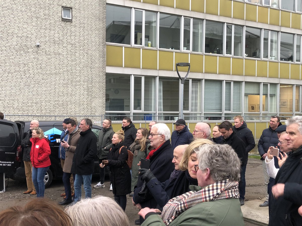 Fantastisch moment vanmiddag bij het <a href="/umcg/">UMCG</a>. Met elkaar de start bouw van het eerste Nederlandse Maggie’s Center gevierd. Unieke samenwerking met vele partijen en 4 Groningse bouwers waar we allemaal belangeloos en tegen kostprijs aan werken. Healing Environment. <a href="/VanWijnenGroep/">Van Wijnen</a>