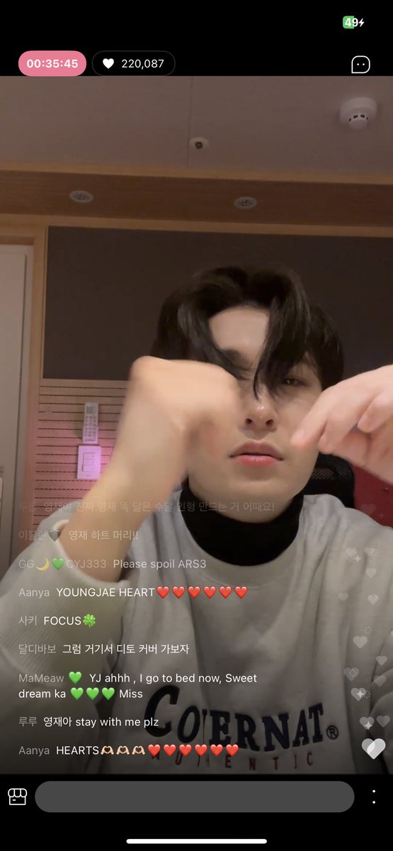 arsxeve's tweet photo. never in a million years would i expect myself to be noticed by youngjae during his live and not once but twice 🫠🫠. the first time i told him i was sick and he said 아프지 말고 and the second time i asked for a heart hair and he did it 🥲❤️ https://t.co/qBRVrZoSwj