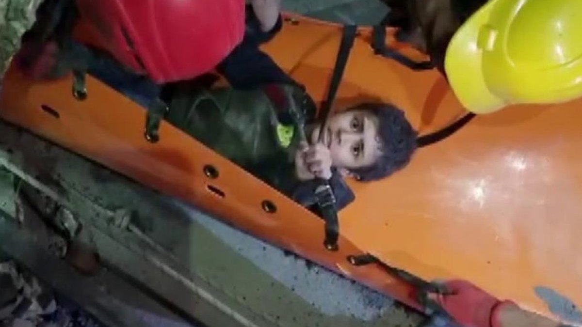 Hatay'da 8 yaşındaki Ali, depremden 87 saat sonra sağ olarak kurtarıldı.