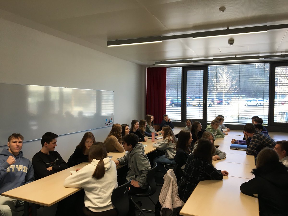 CarmenN5's tweet photo. Trabajando en el Gymnasium ⁦@IESAtenea⁩ #IntercambioAlemania https://t.co/fzduige48C